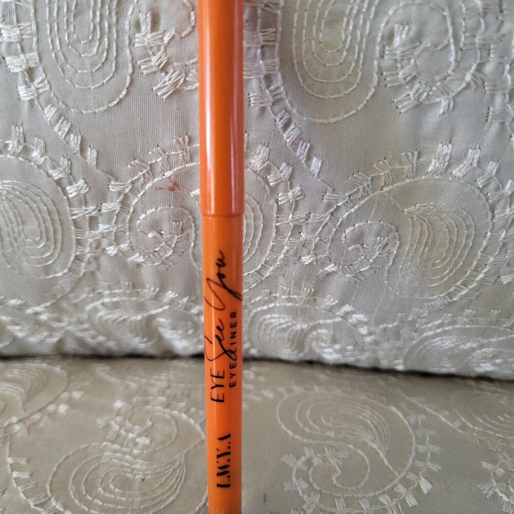 L.W.Y.A  Eyeliner shade DEEP GREEN